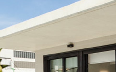 他在窗户旁边的英文怎么写