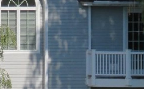 门在窗户的旁边的英文怎么写