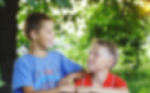 他不是我的哥哥用英文怎么表达?