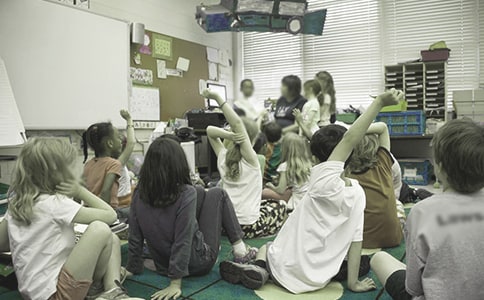 两会关于幼儿代课教师政策提案,2018年全国两会关于幼儿教师工资