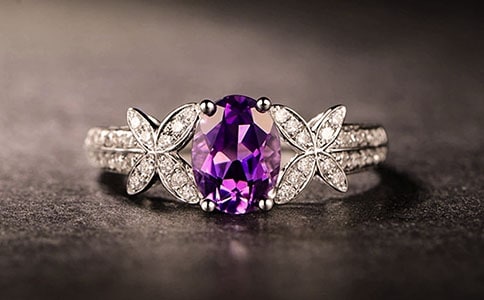 晒情侣戒指的说说