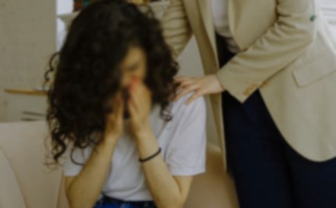 如果你因为错过太阳而哭泣,那么你也将错过星星了