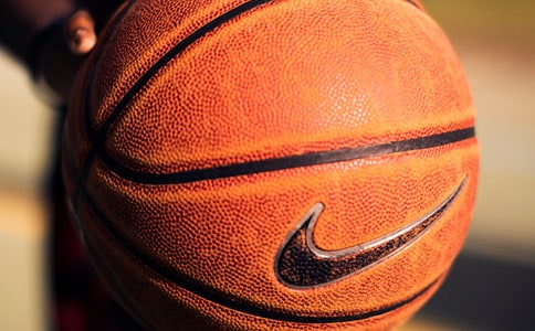 90后归乡播撒篮球种子,把托克逊这支小学球队打造得有模有样