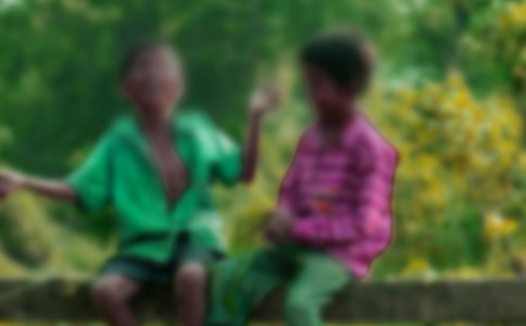 保罗前面的男孩和女孩是谁用英文怎么表达?