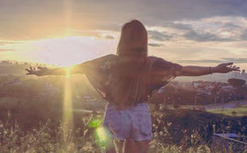 赞扬巾帼女性的诗句