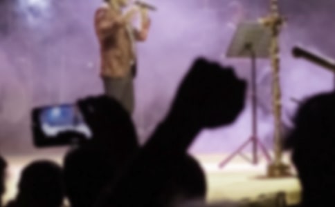 以偶像为话题作文