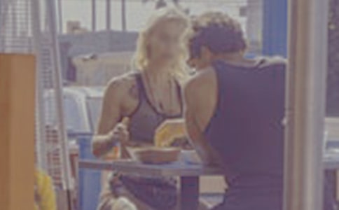 亲姐妹俩相亲相爱的说说