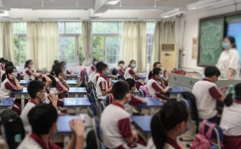 向明中学新学期推出强制阅读举措