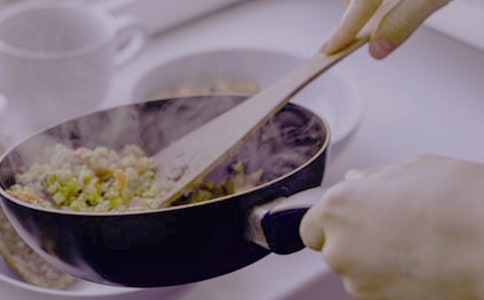 关于女儿会做饭家长高兴的说说